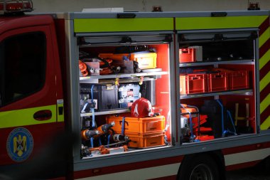 Bükreş, Romanya - 5 Aralık 2020: Romanya 'nın SMURD acil müdahale aracındaki ekipmanlarla ilgili ayrıntılar.