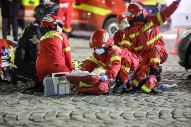 Bükreş, Romanya - 5 Aralık 2020: Romen Ambulansı 'ndan (SMURD) sağlık görevlileri bir araba kazası kurbanını kurtardı.