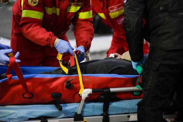 Bükreş, Romanya - 5 Aralık 2020: Romen Ambulansı 'ndan (SMURD) sağlık görevlileri bir araba kazası kurbanını kurtardı.