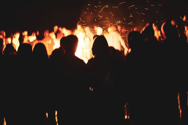 Image Moody Atmosphérique Avec Des Gens Silhouettes Contre Feu Sur — Photo