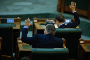 Bükreş, Romanya - 22 Aralık 2020: Romen senatörler yasa tasarılarını tam teşekküllü bir Senato toplantısında kaldırarak oyladılar.