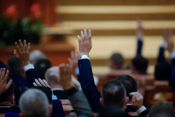 Бухарест Румунія Грудня 2020 Румунські Депутати Голосують Піднімаючи Руки Засіданні — стокове фото