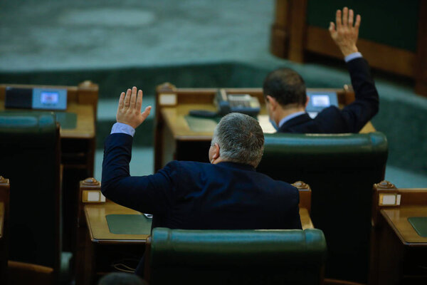 Бухарест, Румыния - 22 декабря 2020 года: Румынские сенаторы проголосовали за законопроекты, подняв руки на полном заседании Сената.
