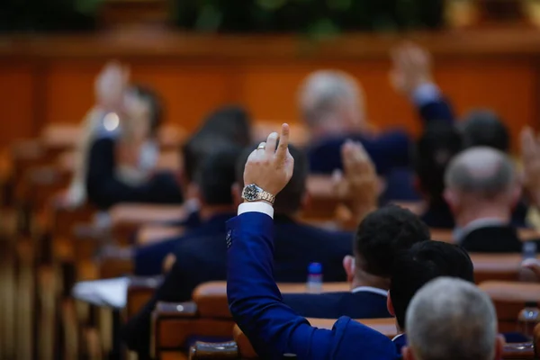 Bukareszt Rumunia Grudnia 2020 Rumuńscy Posłowie Głosują Nad Ustawami Podnosząc — Zdjęcie stockowe