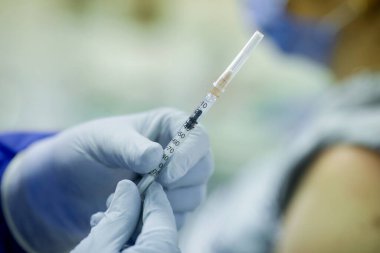 Bükreş, Romanya - 27 Aralık 2020: Aşılamanın ilk günü hastanede Pfizer Biyoteknik aşısının ayrıntılarıyla sığ alan derinliği (seçici odaklı) resmi.