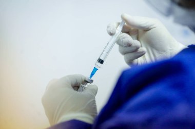 Bükreş, Romanya - 27 Aralık 2020: Aşılamanın ilk günü hastanede Pfizer Biyoteknik aşısının ayrıntılarıyla sığ alan derinliği (seçici odaklı) resmi.
