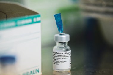 Bükreş, Romanya - 27 Aralık 2020: Aşılamanın ilk günü hastanede Pfizer Biyoteknik aşısının ayrıntılarıyla sığ alan derinliği (seçici odaklı) resmi.