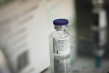Bükreş, Romanya - 27 Aralık 2020: Aşılamanın ilk günü hastanede Pfizer Biyoteknik aşısının ayrıntılarıyla sığ alan derinliği (seçici odaklı) resmi.