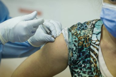 Bükreş, Romanya - 27 Aralık 2020: Aşılamanın ilk günü hastanede Pfizer Biyoteknik aşısının ayrıntılarıyla sığ alan derinliği (seçici odaklı) resmi.