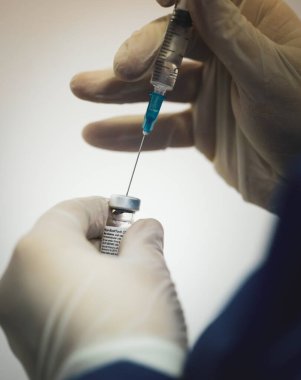 Bükreş, Romanya - 27 Aralık 2020: Aşılamanın ilk günü hastanede Pfizer Biyoteknik aşısının ayrıntılarıyla sığ alan derinliği (seçici odaklı) resmi.