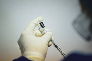 Bükreş, Romanya - 27 Aralık 2020: Aşılamanın ilk günü hastanede Pfizer Biyoteknik aşısının ayrıntılarıyla sığ alan derinliği (seçici odaklı) resmi.