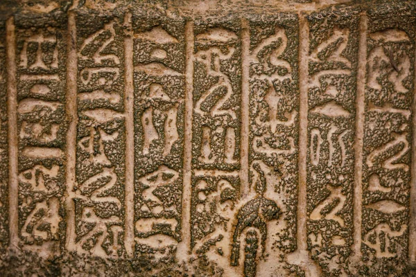 Mělká Hloubka Pole Selektivní Zaměření Zblízka Obraz Egyptskými Hieroglyfy Historické — Stock fotografie