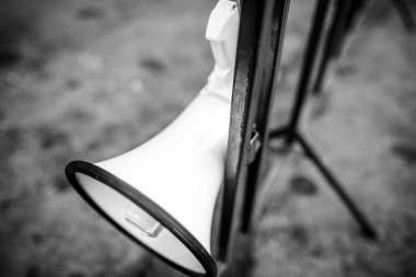 Politik / sosyal konular mitinginde metal bir çite asılı olan sığ alan derinliği (seçici odak).