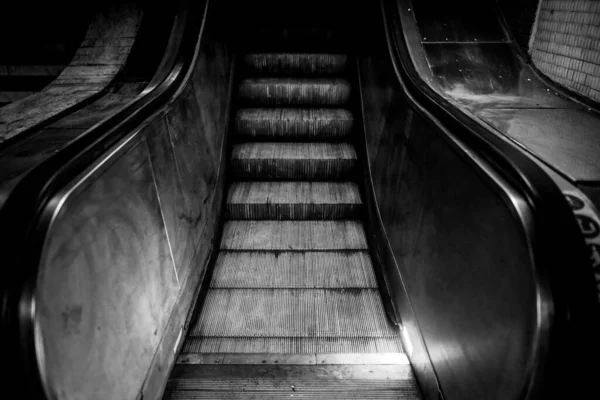 Imagem Preto Branco Com Uma Escada Rolante Suja Escura Uma — Fotografia de Stock