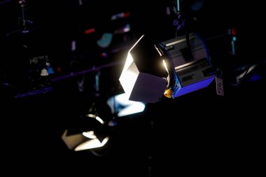 Bükreş, Romanya - 2 Aralık 2020: Canlı yayın sırasında bir haber yayın kuruluşunun stüdyosunda Arri ışıklandırma ekipmanları.