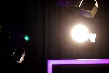 Bir haber yayıncısının stüdyosunda canlı yayın sırasında profesyonel ışıklandırma ekipmanları..