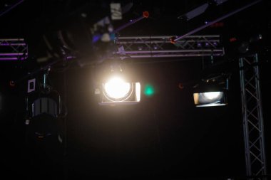 Bir haber yayıncısının stüdyosunda canlı yayın sırasında profesyonel ışıklandırma ekipmanları..