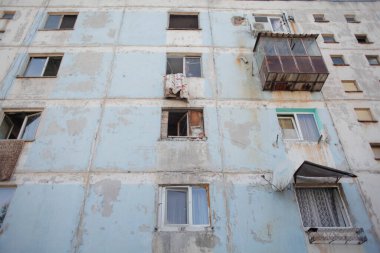 Bükreş, Romanya - 21 Nisan 2016: Bükreş 'in yoksul bir semtinde eski apartman blokları.