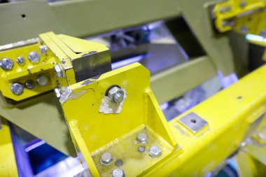 Ağır bir fabrikada endüstriyel metal ceviz ve cıvataların detaylarıyla sığ alan derinliği (seçici odak) görüntüsü.