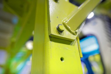 Ağır bir fabrikada endüstriyel metal ceviz ve cıvataların detaylarıyla sığ alan derinliği (seçici odak) görüntüsü.