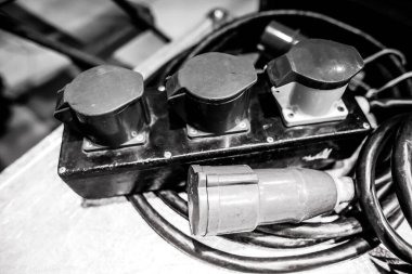 Sanayi ve çok fazlı elektrik prizleri ve prizleriyle sığ alan derinliği (seçici odak) görüntüsü.