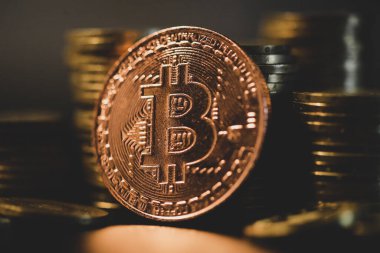 Diğer metal paraların yanında Bitcoin metal para ile sığ alan derinliği (seçici odak) resmi - kripto para kavramı.