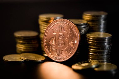 Diğer metal paraların yanında Bitcoin metal para ile sığ alan derinliği (seçici odak) resmi - kripto para kavramı.