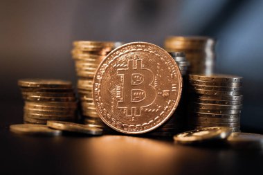 Diğer metal paraların yanında Bitcoin metal para ile sığ alan derinliği (seçici odak) resmi - kripto para kavramı.