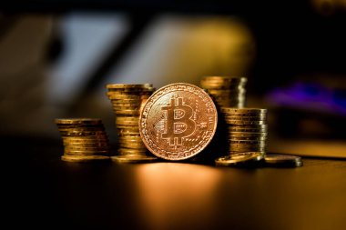 Diğer metal paraların yanında Bitcoin metal para ile sığ alan derinliği (seçici odak) resmi - kripto para kavramı.