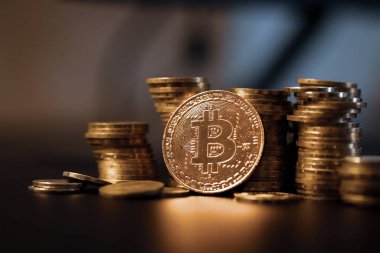 Diğer metal paraların yanında Bitcoin metal para ile sığ alan derinliği (seçici odak) resmi - kripto para kavramı.