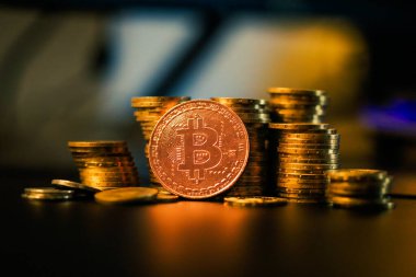 Diğer metal paraların yanında Bitcoin metal para ile sığ alan derinliği (seçici odak) resmi - kripto para kavramı.