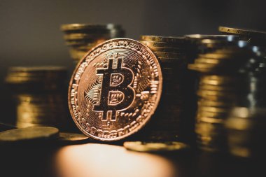 Diğer metal paraların yanında Bitcoin metal para ile sığ alan derinliği (seçici odak) resmi - kripto para kavramı.