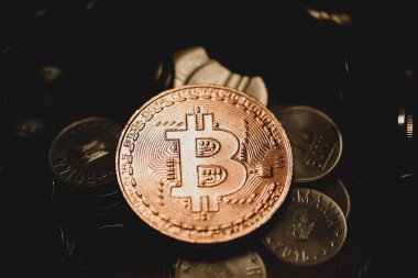 Diğer metal paraların (Romen RON) üzerinde Bitcoin metal para ile sığ alan derinliği (seçici odak) resmi - kripto para kavramı.