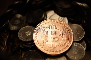 Diğer metal paraların (Romen RON) üzerinde Bitcoin metal para ile sığ alan derinliği (seçici odak) resmi - kripto para kavramı.