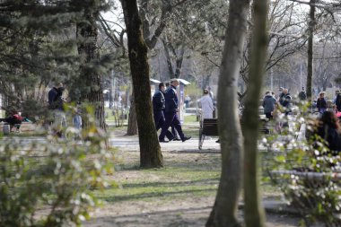 Bükreş, Romanya - 28 Mart 2021: Covid-19 salgın kısıtlamaları sırasında Romen polis memurları Bükreş 'teki IOR parkında devriye geziyorlar.
