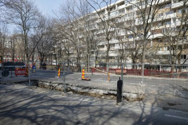 Bükreş, Romanya - 28 Mart 2021: Bükreş 'teki bir RADET boru hattını onarmak için işçilerin önünde büyük bir boşluk var.