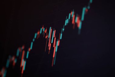 Bilgisayar ekranında bir şamdan çizelgesinin ayrıntılarıyla sığ alan derinliği (seçici odak).