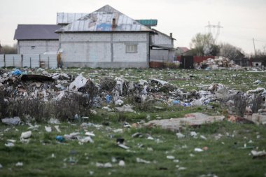 Bolintin, Romanya - 2 Nisan 2021: Sanayi ve ev atıkları ıssız evlerin yakınında yer alıyordu.