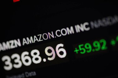 Bükreş, Romanya - 24 Nisan 2021: Sığ alan derinliği (seçici odak) ve dijital ekranda Amazon alıntılarıyla makro görüntü.