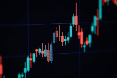 Bilgisayar ekranında bir şamdan çizelgesinin ayrıntılarıyla sığ alan derinliği (seçici odak).