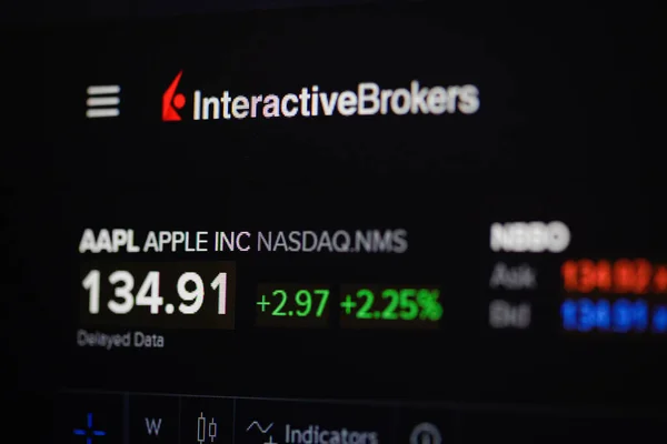 Bükreş, Romanya - 24 Nisan 2021: Dijital ekranda etkileşimli Komisyoncular uygulaması ile sığ alan derinliği (seçici odak) ve makro görüntü.