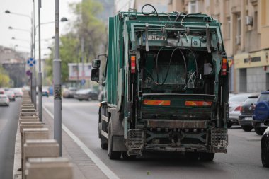 Bükreş, Romanya - 27 Nisan 2021: Bükreş sokaklarında çöp kamyonu.