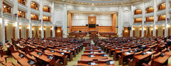 Бухарест, Румыния - 5 мая 2021 года: Панорама с Палатой депутатов Румынии во Дворце Парламента.