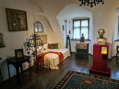 Bran, Romanya - 16 Mayıs 2021: Romanya 'nın Transilvanya kentindeki Drakula Şatosu olarak da bilinen Bran Şatosunu turistler ziyaret etti.