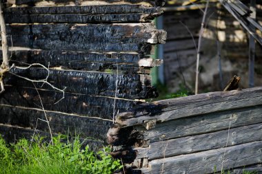 Yanmış bir evden yanmış odunla sığ alan derinliği (seçici odak) ayrıntıları.