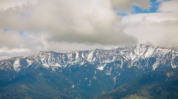 Nubes Pesadas Sobre Las Montañas Bucegi Rumania Durante Día Primavera —  Fotos de Stock