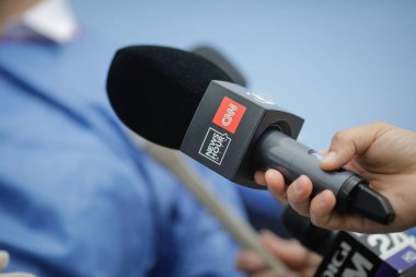 Bükreş, Romanya - 22 Mayıs 2021: CNN ile Haber Saati Detayları - Antena 3 haber yayıncısı mikrofon basın toplantısında.