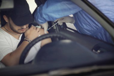 Bükreş, Romanya - 22 Mayıs 2021: Romanya 'nın Bükreş kentindeki bir aşı merkezinde, bir adam koluna Covid-19 aşısı yaptırıyor.