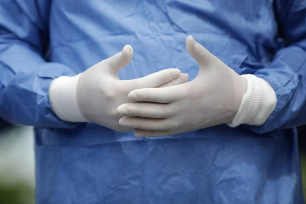 Detalii Mâinile Unui Lucrător Medical Mănuși Chirurgicale Gesticulând Timp Vorbiți — Fotografie, imagine de stoc