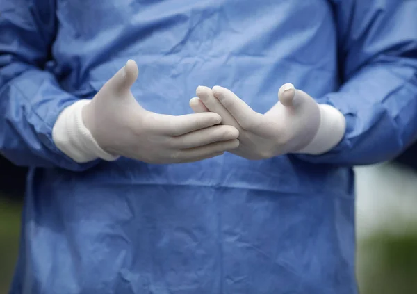 Detalii Mâinile Unui Lucrător Medical Mănuși Chirurgicale Gesticulând Timp Vorbiți — Fotografie, imagine de stoc